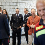 Tres nuevos agentes del cuerpo de bomberos jurando su cargo en un acto oficial.