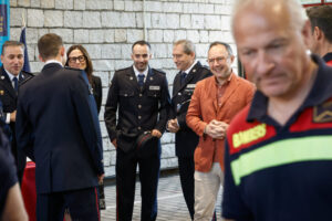 Tres nuevos agentes del cuerpo de bomberos jurando su cargo en un acto oficial.