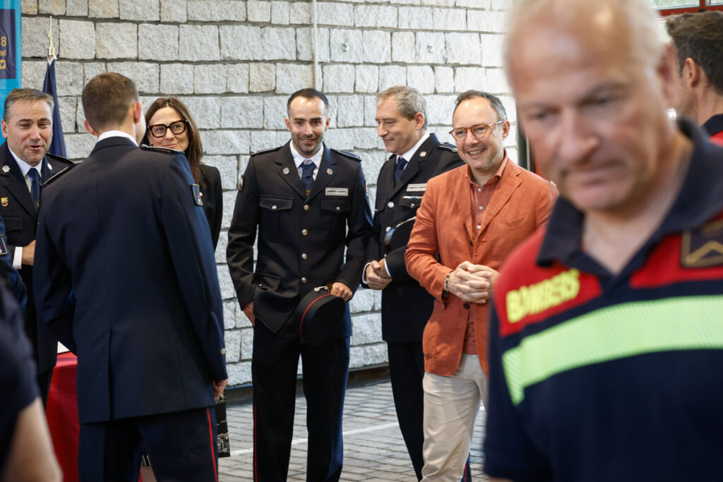 Tres nuevos agentes del cuerpo de bomberos jurando su cargo en un acto oficial.