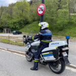 Policía en moto vigilando el estacionamiento de autocaravanas