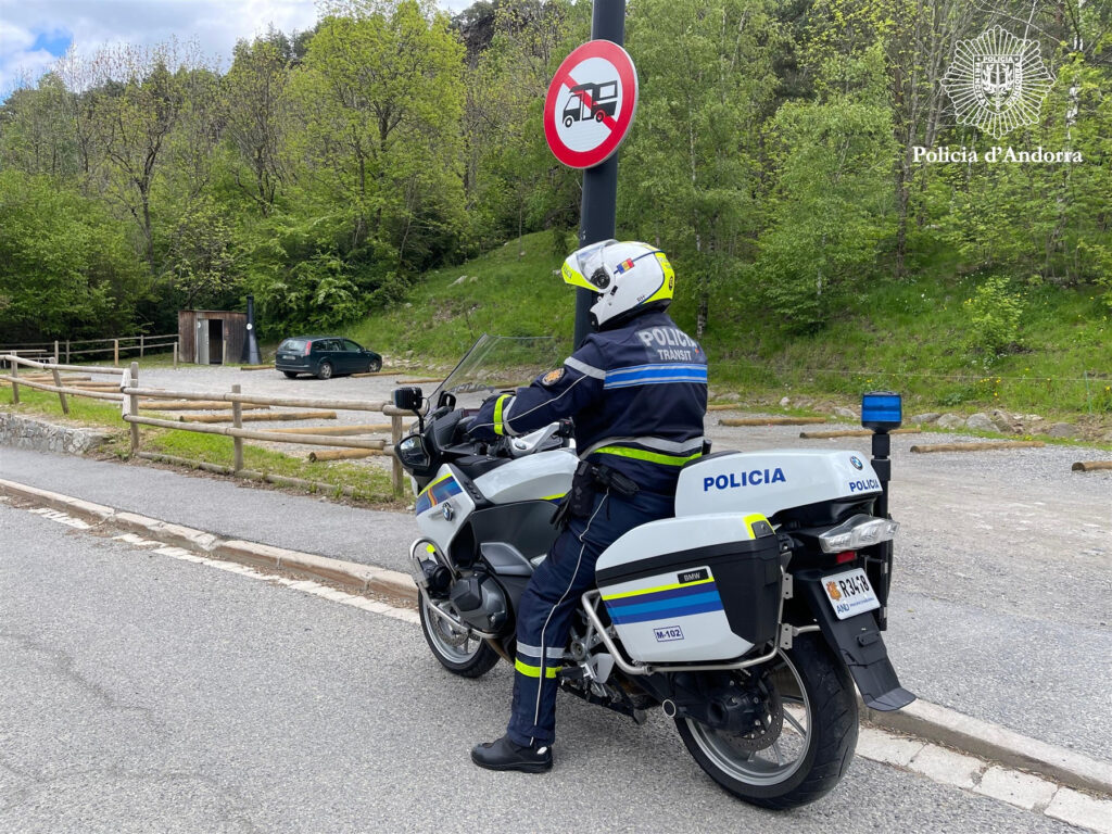 Policía en moto vigilando el estacionamiento de autocaravanas