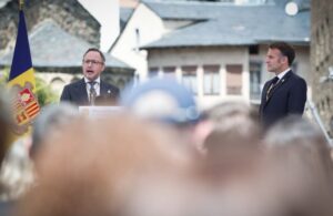 Emmanuel Macron durante su visita a Andorra, hablando en la plaza del Poble.