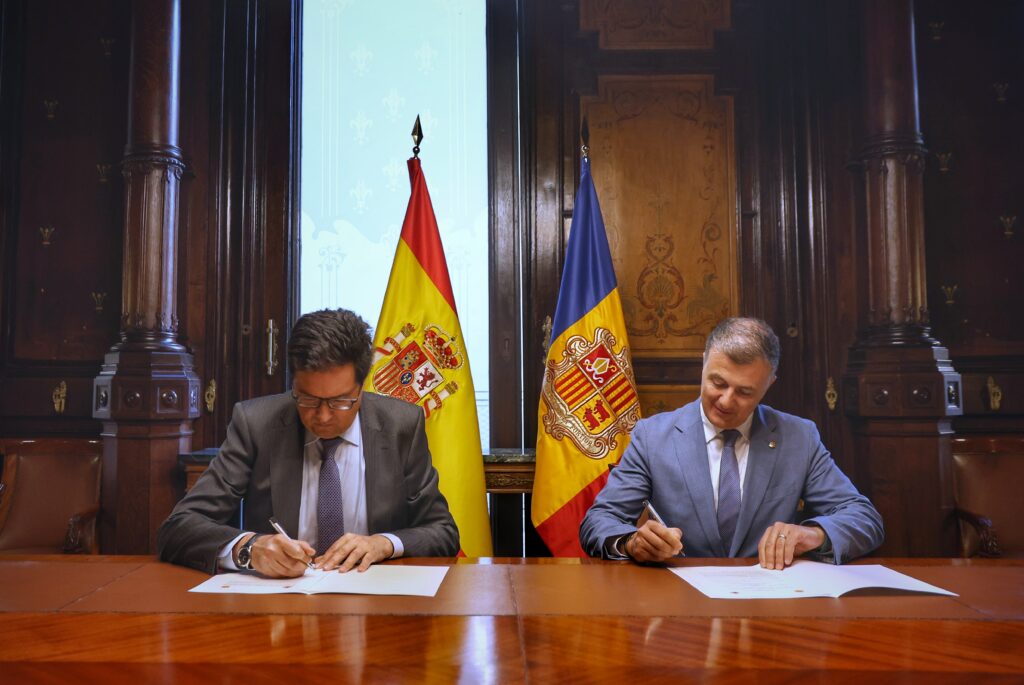 Marc Rossell y Óscar López firmando un acuerdo sobre derechos digitales en Barcelona