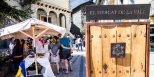 Vista del Mercat de la Vall en Andorra la Vella con gente y productos locales.