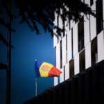 Edificio con la bandera de Andorra ondeando en el viento