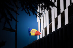 Edificio con la bandera de Andorra ondeando en el viento