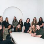 Grupo de profesionales en una ponencia sobre iluminación en arquitectura