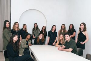 Grupo de profesionales en una ponencia sobre iluminación en arquitectura