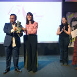 Mònica Bonell entrega el Premi Carlemany a Toni Mata en un evento cultural