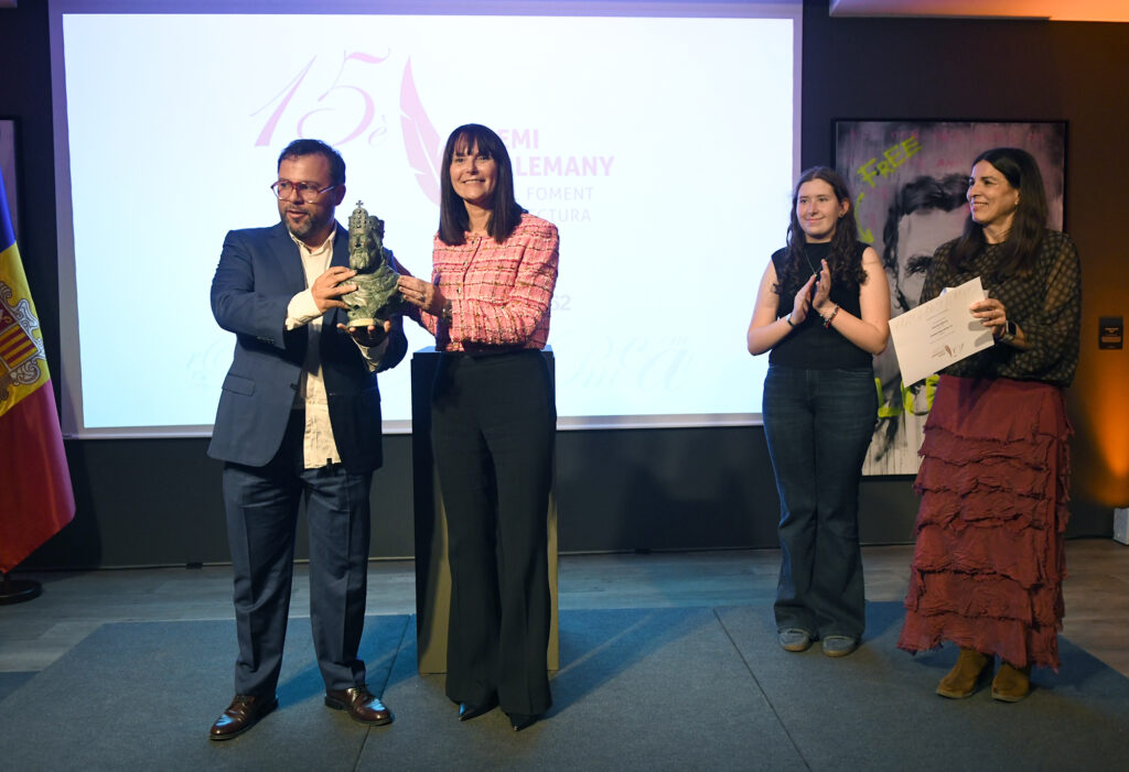 Mònica Bonell entrega el Premi Carlemany a Toni Mata en un evento cultural