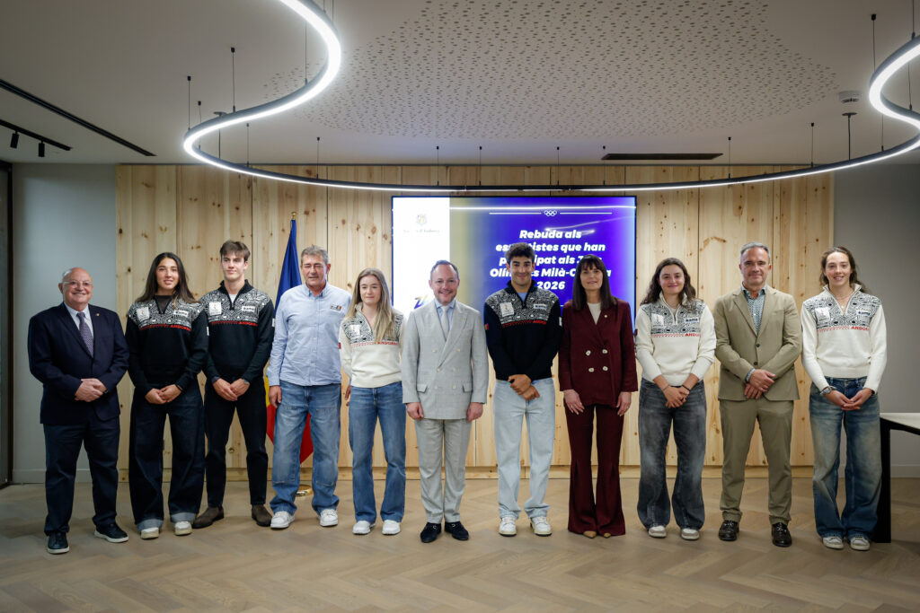 Atletes andorrans en un acte de reconeixement pels Jocs Olímpics d'Hivern de Milà-Cortina.