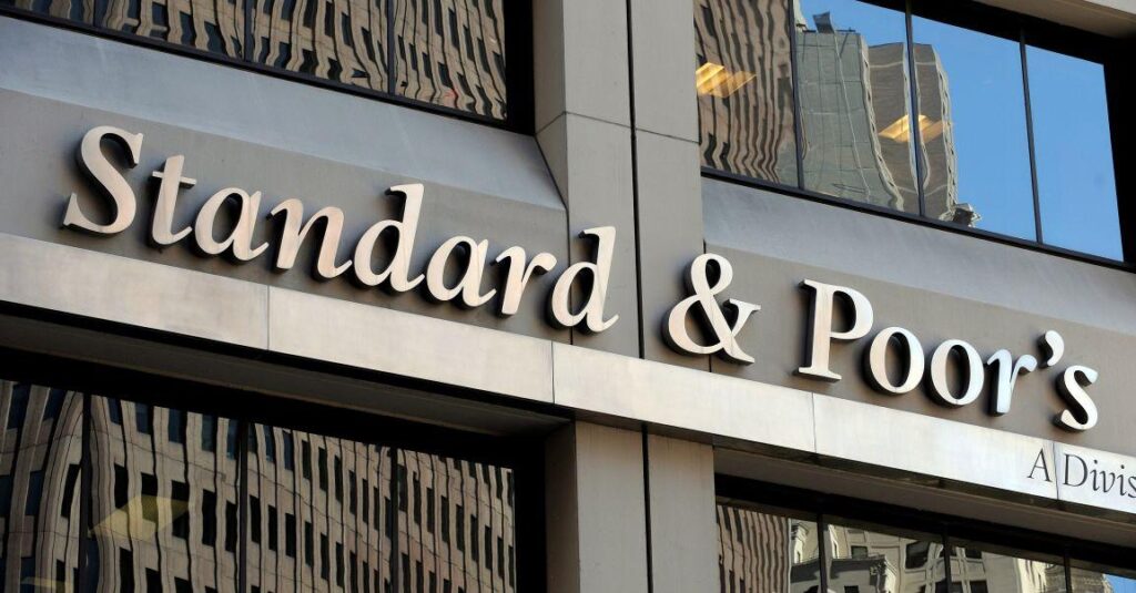 Logotipo de Standard & Poor's en un edificio moderno
