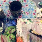 Paleta de colores y pincel en un entorno artístico