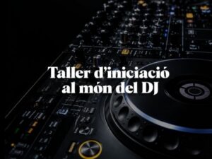 Mesa de mezclas y equipo de DJ en un taller de iniciación