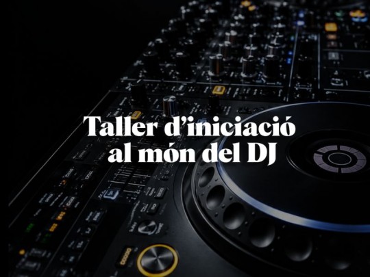 Mesa de mezclas y equipo de DJ en un taller de iniciación