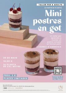 Dos mini postres en vaso con capas de diferentes sabores y texturas.