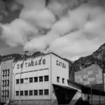 Edifici CATSA en Sant Julià de Lòria, Andorra, en blanco y negro