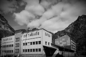 Edifici CATSA en Sant Julià de Lòria, Andorra, en blanco y negro