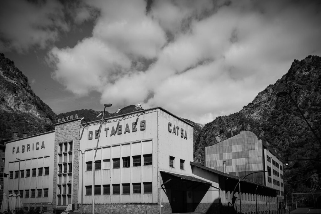 Edifici CATSA en Sant Julià de Lòria, Andorra, en blanco y negro