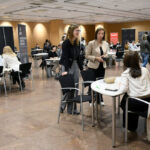 Personas interactuando en la Trobada Laboral d'Estiu en Andorra