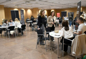 Personas interactuando en la Trobada Laboral d'Estiu en Andorra