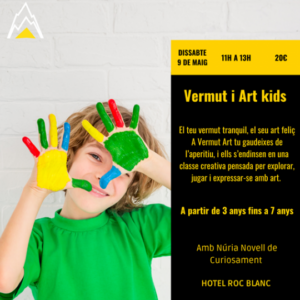 Nens amb mans pintades en una activitat artística de vermut