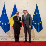 Xavier Espot y Robert Fico se saludan en Bratislava
