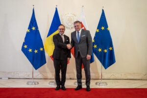 Xavier Espot y Robert Fico se saludan en Bratislava