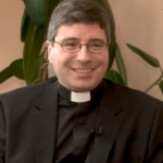 Pare Bernat Juliol i Galí parlant sobre monjos de Montserrat