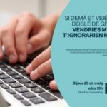 Manos sobre un teclado en una xerrada sobre visibilidad y ventas