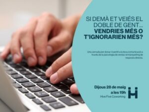 Manos sobre un teclado en una xerrada sobre visibilidad y ventas