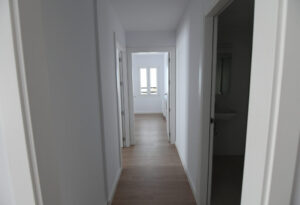 Pasillo de un apartamento con puertas y ventanas