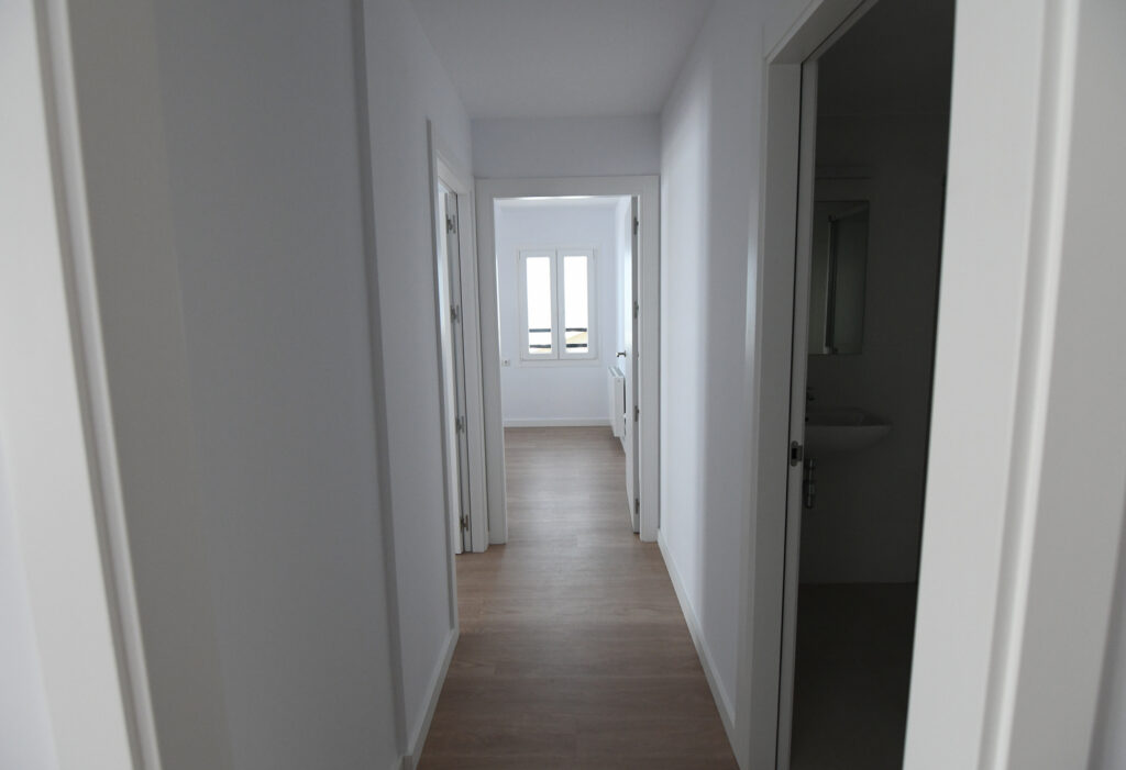 Pasillo de un apartamento con puertas y ventanas