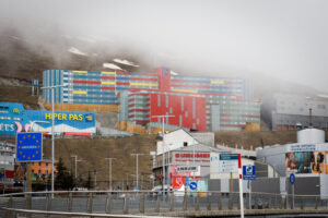 Vista de la carretera RN-20 y edificios en Andorra