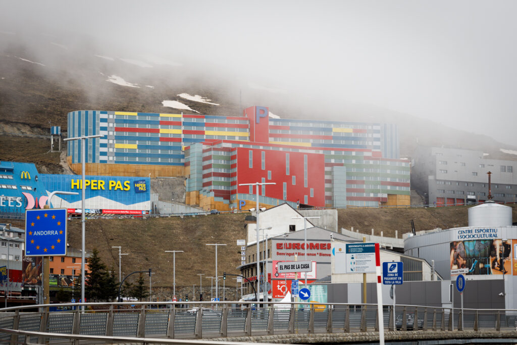 Vista de la carretera RN-20 y edificios en Andorra