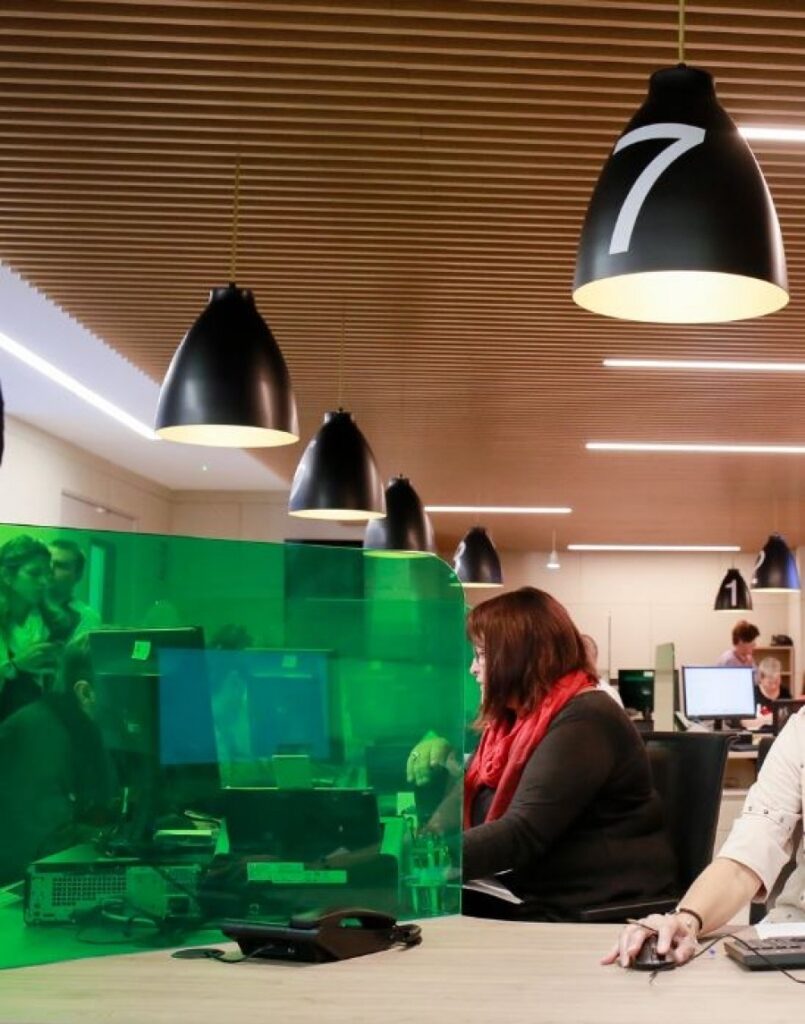 Oficina con trabajadores gestionando permisos de inmigración en Andorra