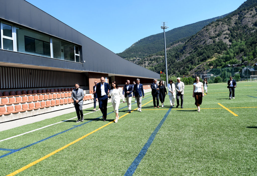 Reunió entre representants d'Andorra i Catalunya al camp esportiu