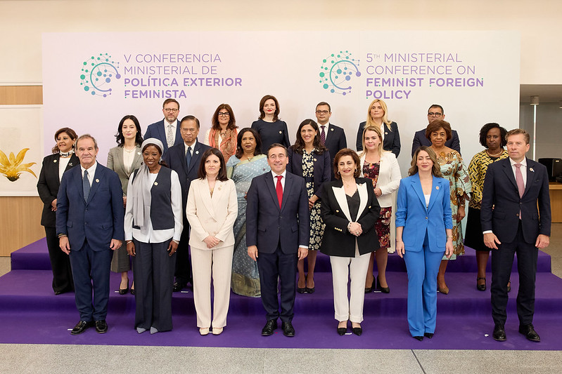Grupo de líderes en la V Conferencia Ministerial de Política Exterior Feminista en Madrid