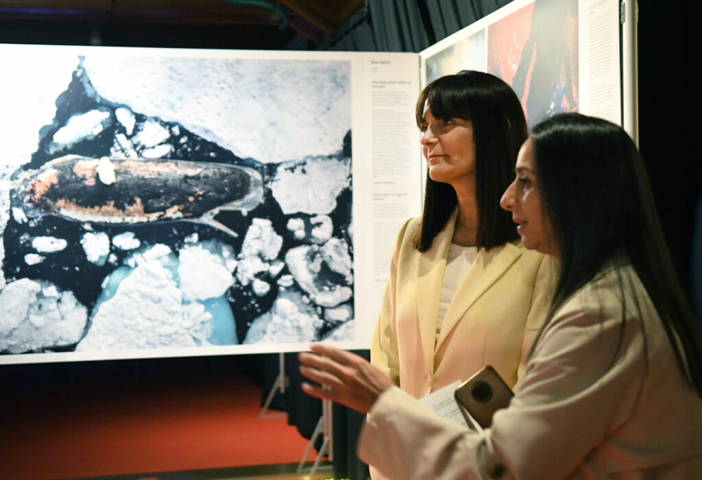 Inauguració de l'exposició World Press Photo a Andorra amb dues dones conversant.