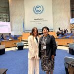 Dos mujeres en la Conferencia de las Naciones Unidas sobre el Cambio Climático en Bonn, Alemania.