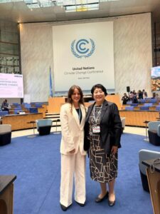 Dos mujeres en la Conferencia de las Naciones Unidas sobre el Cambio Climático en Bonn, Alemania.