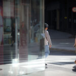 Personas cruzando la calle en un entorno urbano moderno