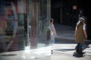 Personas cruzando la calle en un entorno urbano moderno