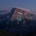Montañas de los Pirineos con luces misteriosas y naves voladoras