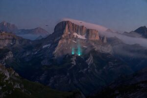 Montañas de los Pirineos con luces misteriosas y naves voladoras
