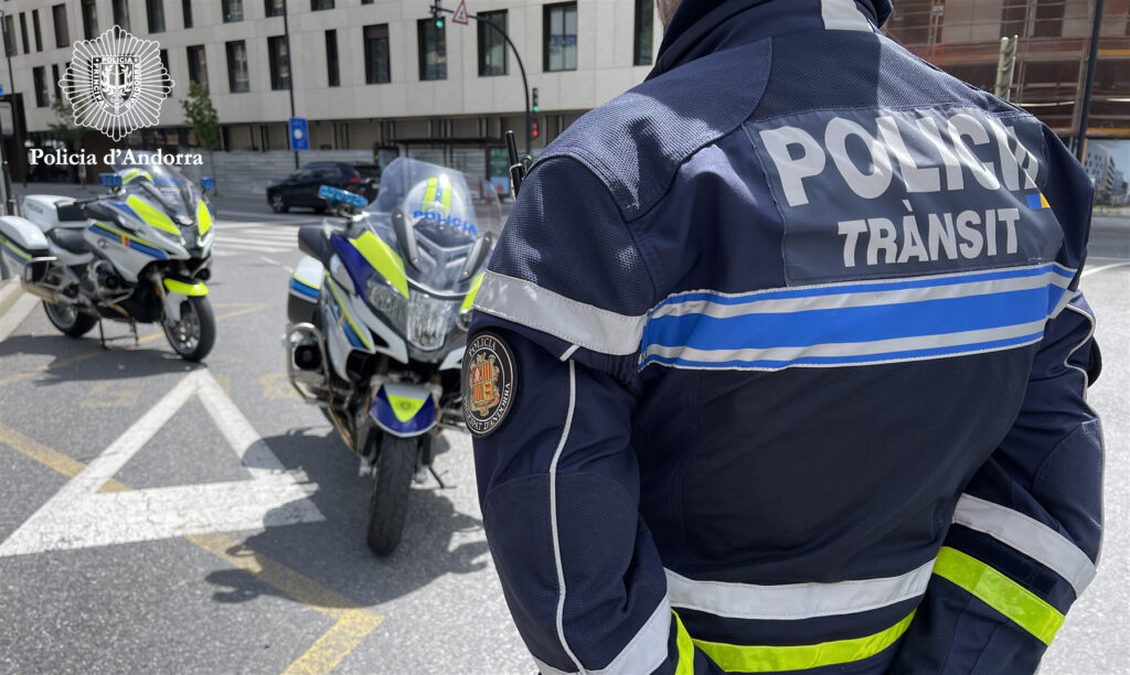 Policía de Andorra realizando controles de tráfico en una campaña de seguridad vial.