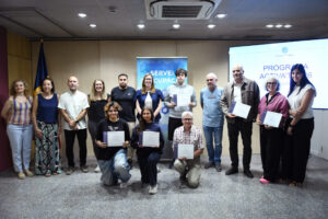Entrega de certificados del programa 'Activa't' a jóvenes participantes.