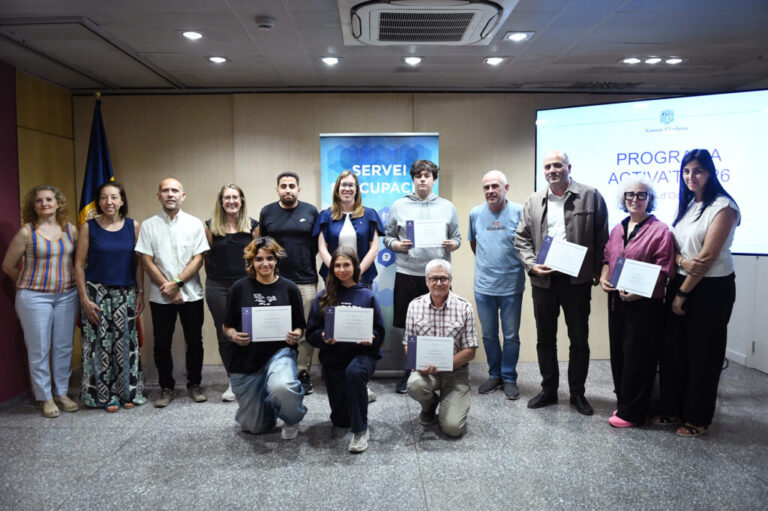 Entrega de certificados del programa 'Activa't' a jóvenes participantes.