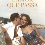 Portada del libro L'amor que passa de Care Santos con una pareja en la playa