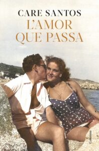 Portada del libro L'amor que passa de Care Santos con una pareja en la playa